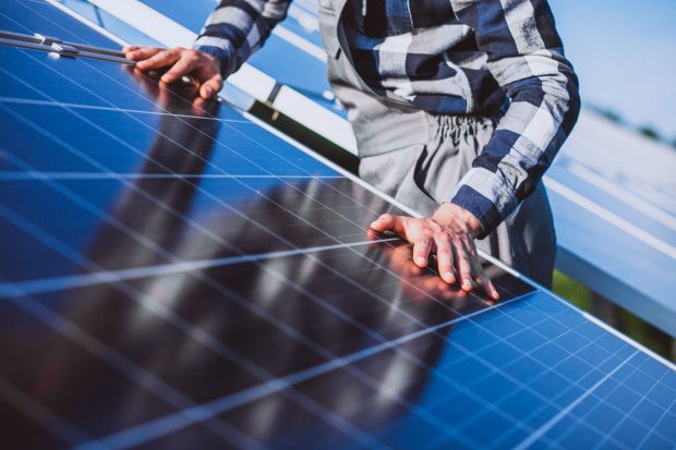 Baterii pentru panouri fotovoltaice: când merită și pentru ce tip de consumatori