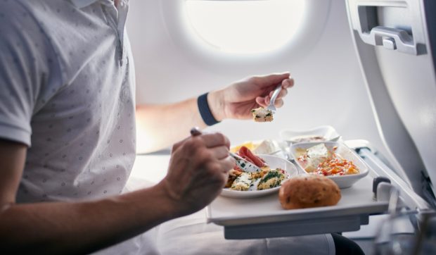 O stewardesă cu ani de experiență a explicat de ce mâncarea din avion are un gust diferit: „Prefer să vin cu pachet de acasă”