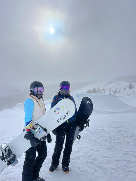 Jocurile Olimpice de iarnă 2026. Cine sunt Kata Mandel și Henrietta Bartalis. Româncele care concurează la snowboard. Legătura dintre Kata și fostul șef CIO