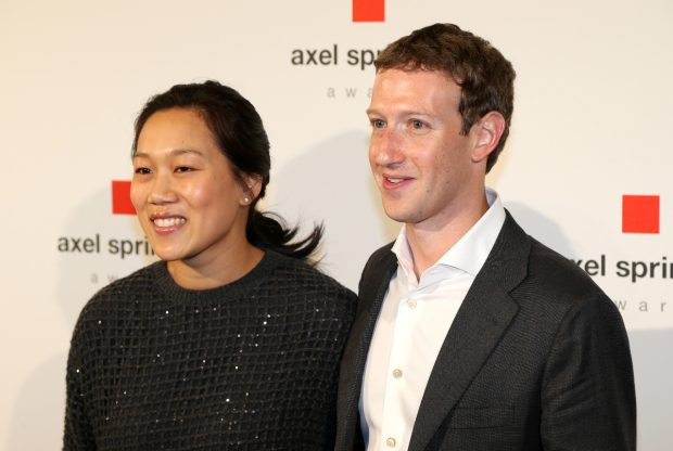 Imagine Stire Cum au apărut Mark Zuckerberg și soția lui, Priscilla Chan, la Milano Fashion Week. Au stat în primul rând la prezentarea Prada | 2review.ro