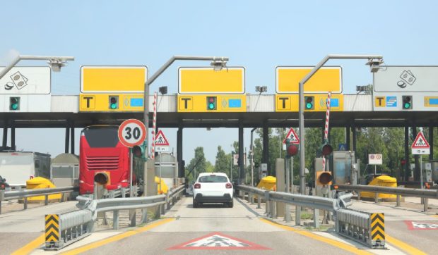Mașina unui român a trecut de zeci de ori prin stațiile de taxare de pe autostradă, în Italia, și șoferul nu a plătit niciodată. Cum a scăpat complet de plata a 14.000 de euro
