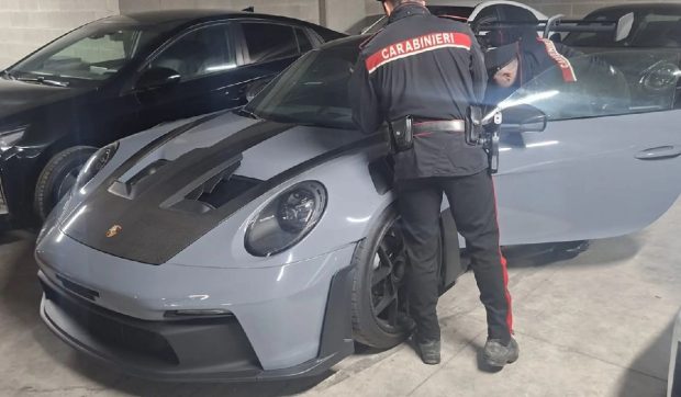 Mai mulți români au ascuns 20 de BMW-uri, Audi și Porsche de aproape 2 milioane de euro într-un garaj din Italia. Mașinile au fost confiscate pe loc