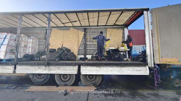 Au demontat trei mașini, furate din Germania și Suedia, în valoare de 320.000 de euro, și au încercat să le introducă în România drept „piese auto uzate”