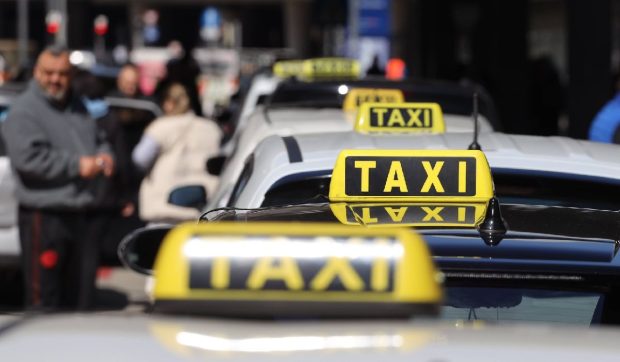 „Fac 100.000 de euro pe lună”: trei bărbați au preluat 11 firme de taxi în Austria și le-au vândut ilegal mașinile, în Germania
