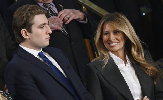 Imagine Stire Cum s-a îmbrăcat Melania Trump la Starea Uniunii 2026 în fața Congresului SUA. Președintele a ținut un discurs de o oră și 47 de minute | 2review.ro