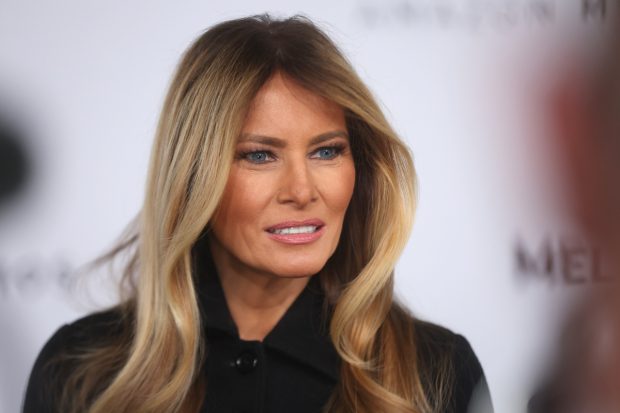 Corespondența Melaniei Trump cu cercul lui Jeffrey Epstein, scoasă la iveală de arhivele Justiției americane: „Îi plac femeile tinere străine”