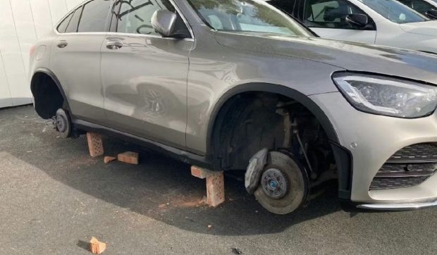 Cinci români au furat toate roțile de la Mercedesuri și BMW-uri noi și au lăsat bolizii pe cărămizi, în mai multe reprezentanțe auto din Austria