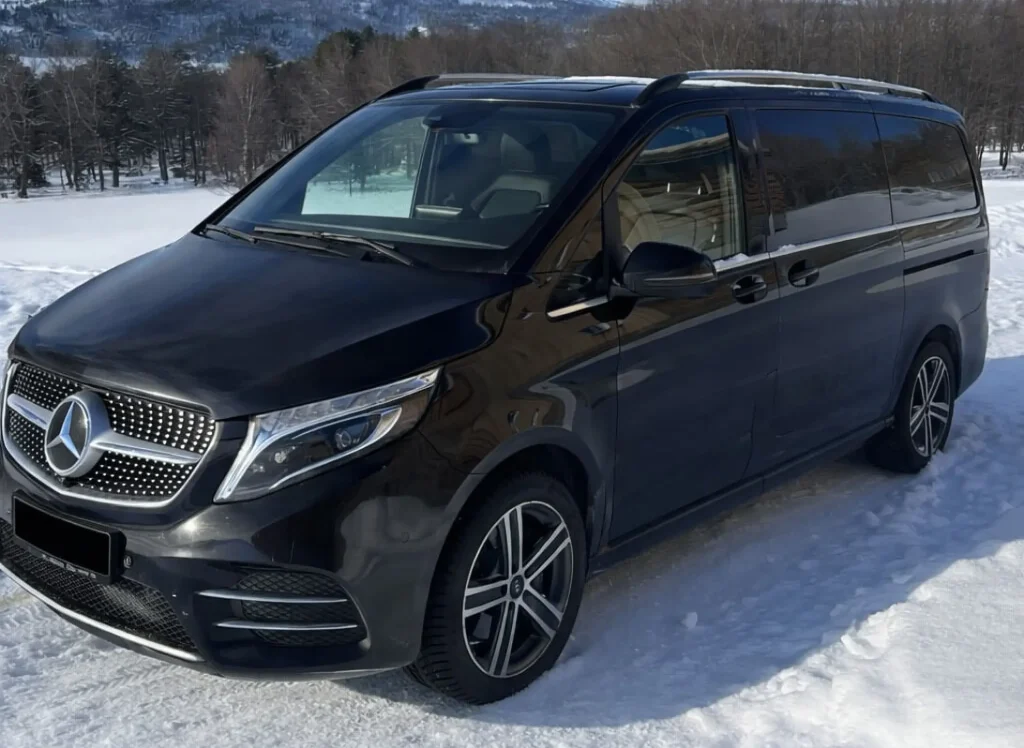 O mașină Mercedes Vito Neagră, pe zăpadă