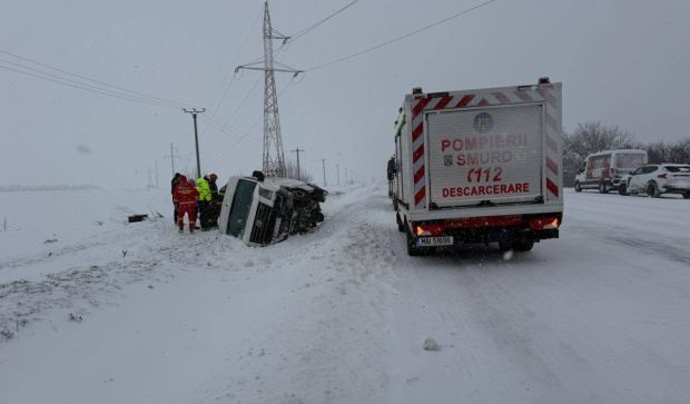 Un microbuz plin cu 16 oameni s-a răsturnat la Plopşoru, în Giurgiu. A fost activat planul roşu de intervenţie