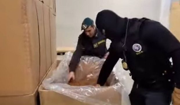 350.000 de euro pe zi: cum au făcut trei moldoveni avere cu o fabrică uriașă de țigări de contrabandă în Italia | VIDEO