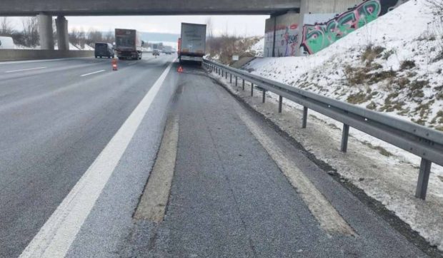 A tras de volan în ultima clipă, a rupt semiremorca și a distrus asfaltul. Manevra care a evitat o catastrofă și l-a transformat într-un erou