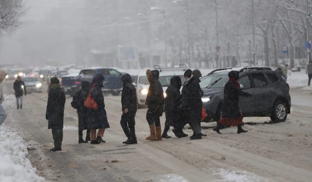 Cod portocaliu și galben de ninsori și vânt puternic în 25 de județe și în București