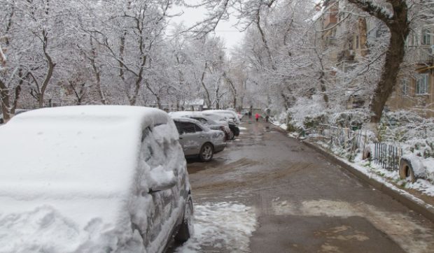 Ninsori, viscol și ploi torențiale în mai multe județe. Harta zonelor vizate de codurile galbene emise de ANM