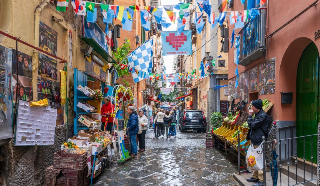 o strada plina cu restaurante si magazine din napoli 2