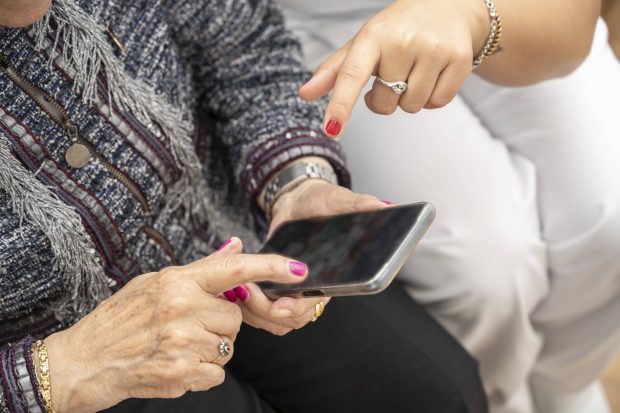 Doi bătrâni din Iași lăsați fără bani prin „metoda accidentul”. Un tânăr de 23 de ani a fost arestat