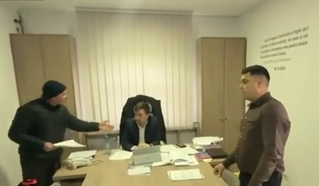 Oamenii au intrat peste primar, furioși pe taxe, într-o localitate din Suceava. „Arată mânuța asta de domnișoară la oameni”