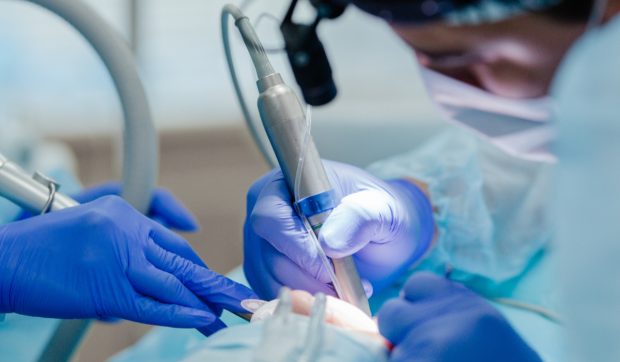 Pedeapsa primită de doi dentiști care au extras 11 dinți sănătoși în 4 ore unei paciente, în Italia