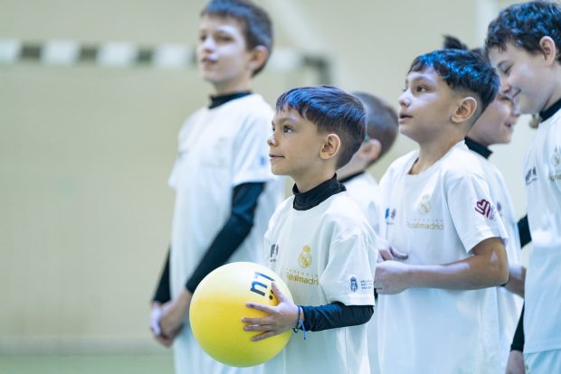 Orele de sport imersive din școlile publice românești pot preveni abandonul școlar