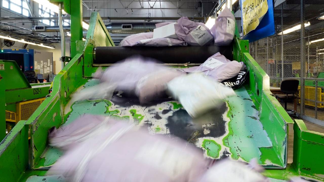 Poza pentru articolul Taxa Temu dă greș și în Italia, chiar dacă e de două ori mai mică decât în România. Coletele sunt redirecționate către Budapesta, Liège și Amsterdam