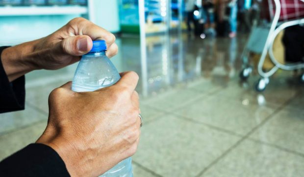 Apă gratuită în aeroport. Ce se schimbă pentru pasagerii din Otopeni și Băneasa