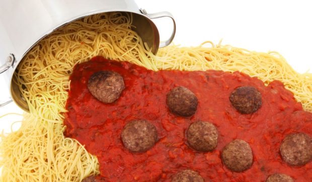 Jaf în stil italian între rude: o femeie a furat pastele, carnea, bijuteriile și mobila din casa cumnatei sale