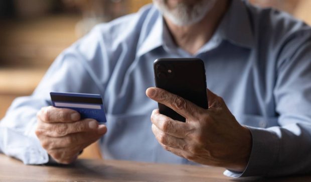 Un pensionar de 72 de ani, păcălit cu mii de euro la telefon prin noua metodă generată cu ajutorul inteligenței artificiale. Cum funcționează înșelătoria