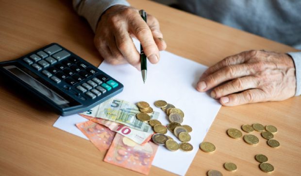 Un cuplu de pensionari a păcălit statul cu aproape 300.000 de euro. Primeau ajutor social, deși aveau în conturi peste 1.000.000 de euro, în Elveția