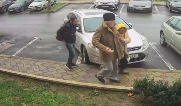 Momentul în care doi pensionari sunt jefuiți pe stradă, în Cernavodă, de cei 13.000 de lei abia împrumutați de la Casa de Ajutor Reciproc