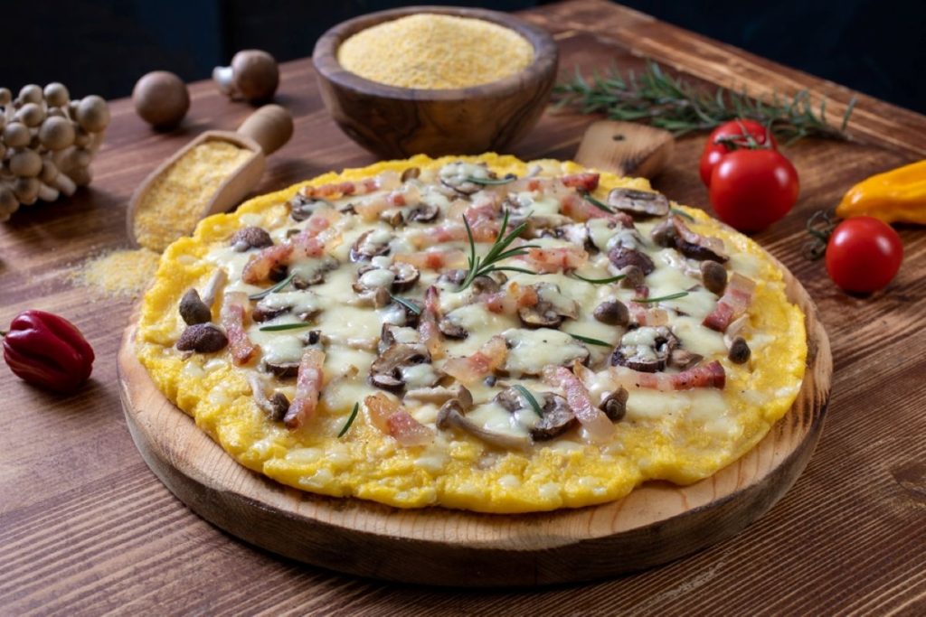 pizza cu blat de mamaliga 1