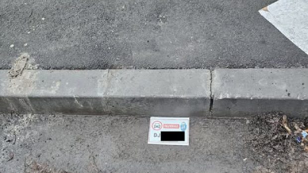 Plăcuțele de parcare din Craiova sunt minuscule și au devenit subiect de glume: „Trebuie să-ți pui lentile?”