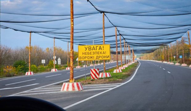 Plasele care odinioară prindeau pește acum apără vieți în Ucraina. „Drumurile vieții”, acoperite ca să oprească dronele rusești