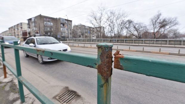 Podul Decebal din Oradea, pericol pentru șoferi: „Rosturile de dilataţie sunt ieşite din şosea cu şuruburi cu tot, fire de curent atârnate”