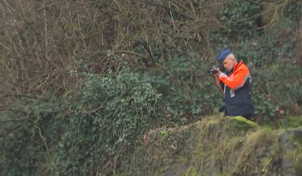 Un polițist stă ascuns în tufișuri ca să prindă șoferii care folosesc telefonul la volan, în Belgia: „Oamenii nu se așteaptă la asta”