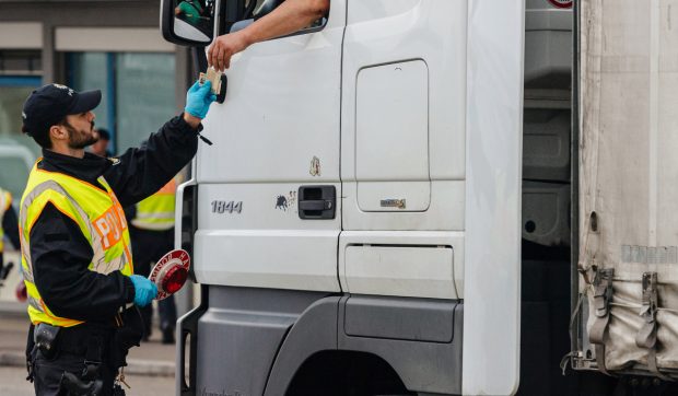 Falși polițiști au păcălit un șofer de TIR și i-au furat mii de euro, într-o benzinărie din Germania