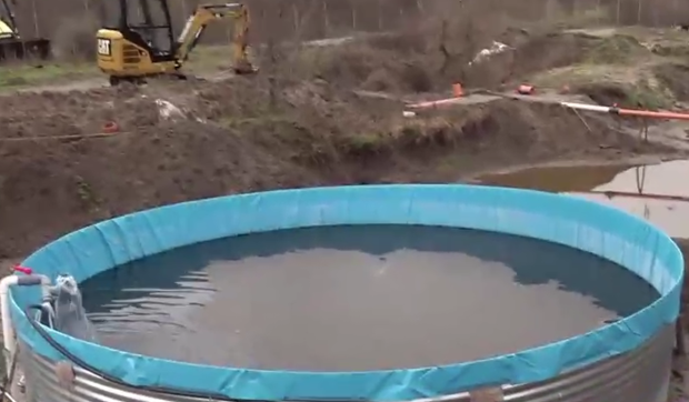 Un preot din Dolj a redirecționat un pârâu și a construit un baraj ca să își facă păstrăvărie, iar acum trebuie să demoleze toată instalația