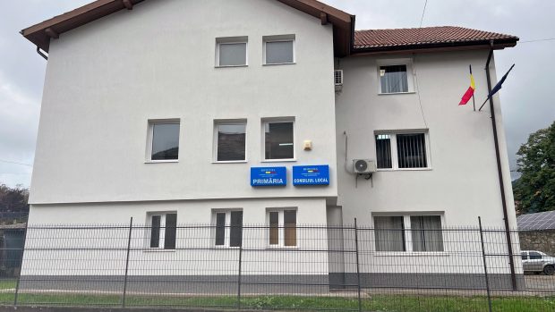 O comună din Transilvania cu terenuri bogate în metale prețioase a ajuns datoare la stat cu peste 8 milioane de lei. ANAF vrea să scoată la vânzare sediul primăriei