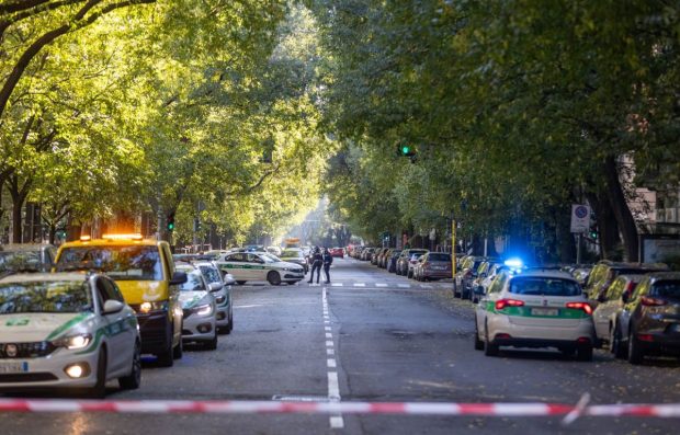 Polițiștii din Roma, păcăliți să se plimbe prin oraș ore bune cu înjurături scrise pe caseta luminoasă a mașinii