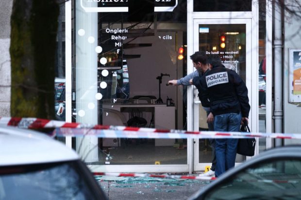 Șase oameni au fost răniți după ce un bărbat a aruncat o grenadă într-un salon de înfrumusețare din Franța