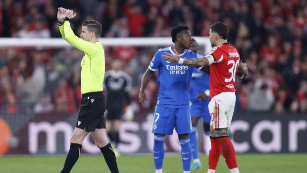 Ce înseamnă gestul făcut de arbitru după ce Real Madrid a marcat prin Vinicius, cu Benfica, în Champions League