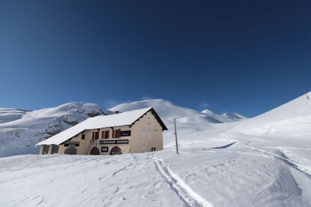 „Nu am simțit nimic”: proprietarul unui refugiu montan s-a trezit cu avalanșa în bucătărie, fără să-și dea seama