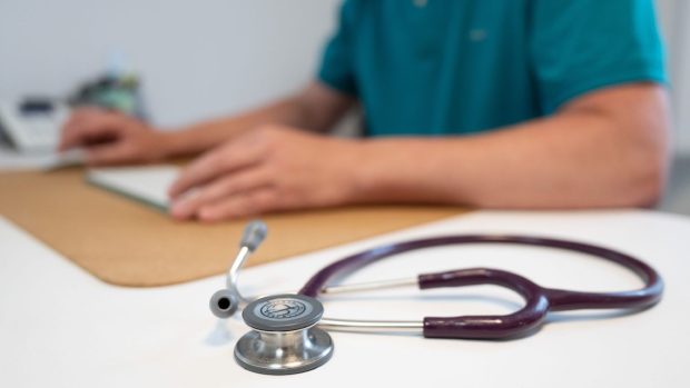 Noile reguli după care se calculează concediile medicale în 2026: românii care vor fi plătiți pentru prima zi