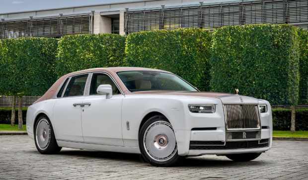 În Iași, un om de afaceri condamnat la pușcărie s-a plimbat într-un Rolls-Royce Phantom cu numere ilegale