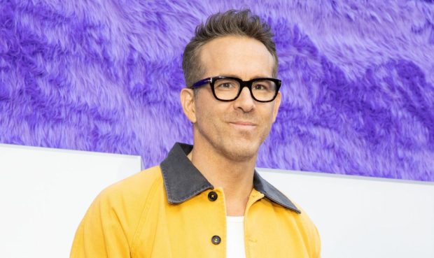 Prima imagine oficială din noul film cu Ryan Reynolds. Când apare „Mayday” pe Apple TV
