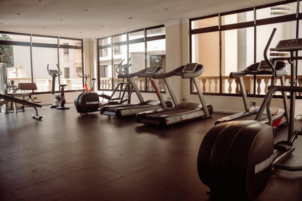 Sala de fitness a hotelului – tot mai căutată și în România. Cum o amenajezi corect și ce benzi de alergat sunt recomandate în 2026