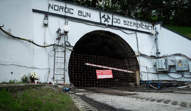 Guvernul construiește baraj ca să protejeze orașul de râul pe care compania l-a distrus