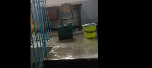 Polițiștii din Botoșani scriu documente pe capota mașinii, de frică să nu cadă tavanul sediului peste ei: „Strângem apa cu fărașul la fiecare ploaie”