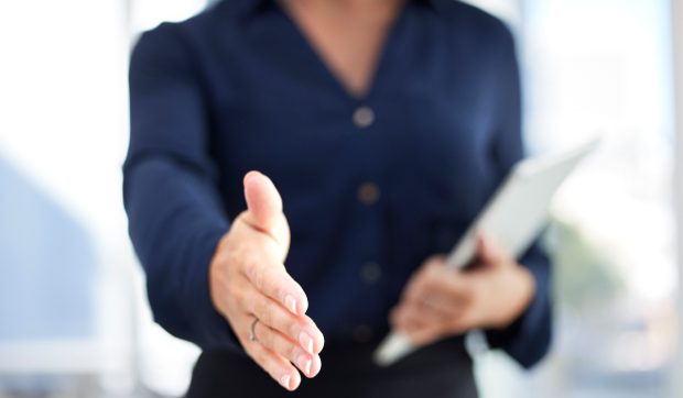 Concediat după două zile pentru că a refuzat să dea mâna cu șefa sa, un tânăr a primit 34.000 de euro despăgubiri