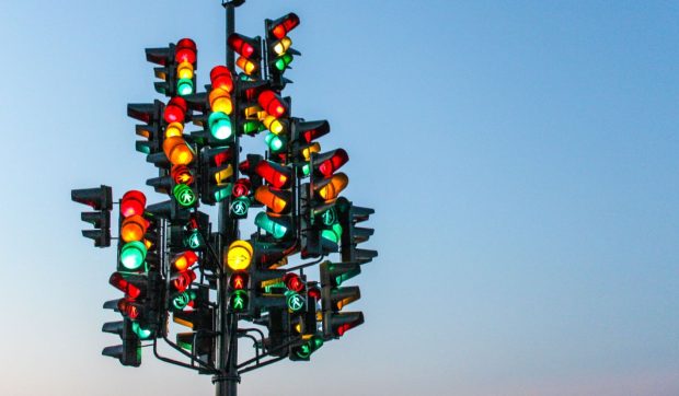 Culoarea albă va fi adăugată la semafor pentru mașinile autonome. Sistemul este testat în mai multe regiuni din lume
