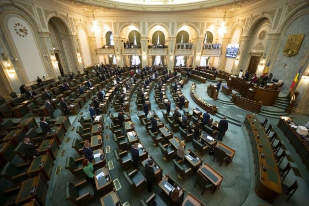 Senatorii care nu vor veni la ședințele de plen vor fi sancționați începând din acest an. Câți bani vor pierde pentru absențele nemotivate