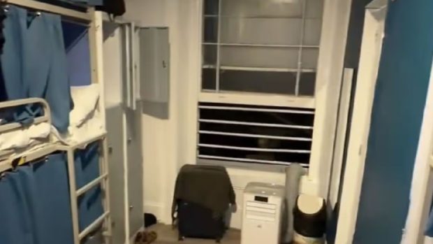 Hotelul care oferă cazare la prețul unei halbe de bere, în Londra: „Închisoarea pare mai confortabilă” | VIDEO